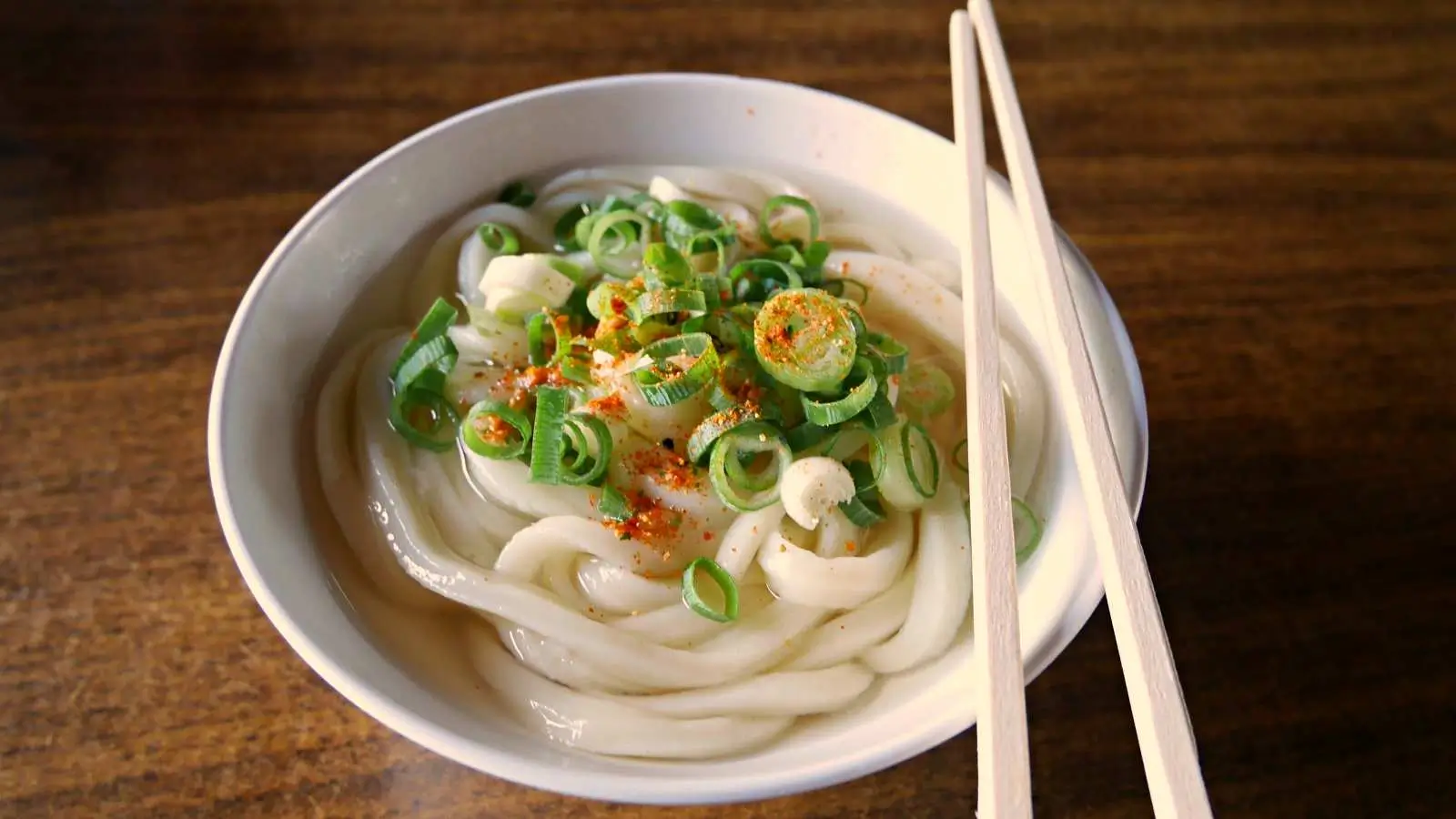 파와-시치미가-올려진-사누키-우동