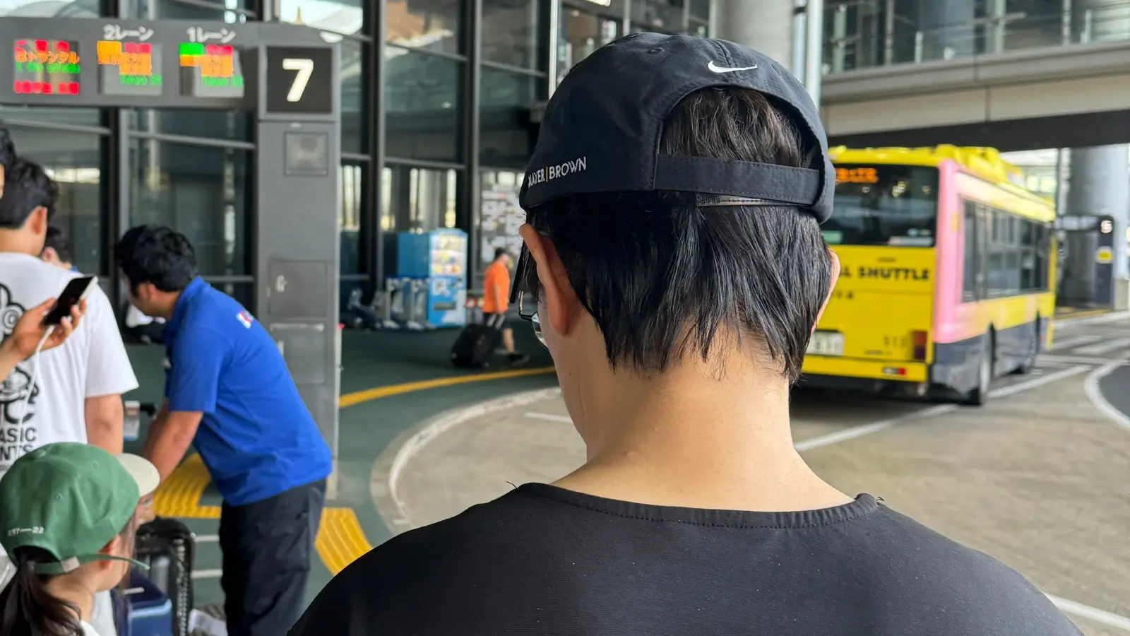 도쿄-나리타-공항-버스-탑승-플랫폼에서-기다리는-사람